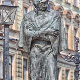Памятник Н.В. Гоголю на Малой Конюшенной улице Санкт-Петербурга